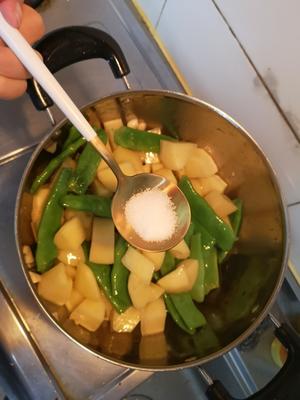 减肥也可以吃的土豆素烧豆角的做法 步骤5