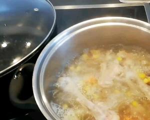简单美味的胡萝卜玉米鸡骨头汤的做法 步骤3