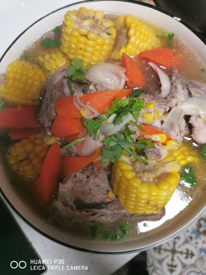 玉米胡萝卜炖大骨头汤