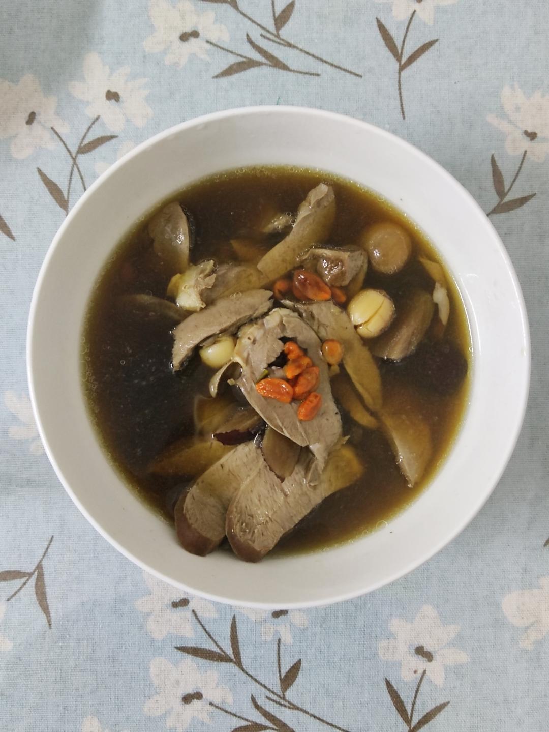 红枣枸杞桂圆白莲子猪心汤（电饭锅版）