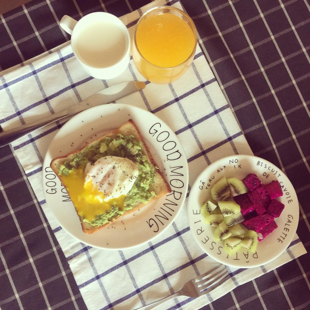 【健康能量早餐】流黄荷包蛋牛油果酱配全麦面包