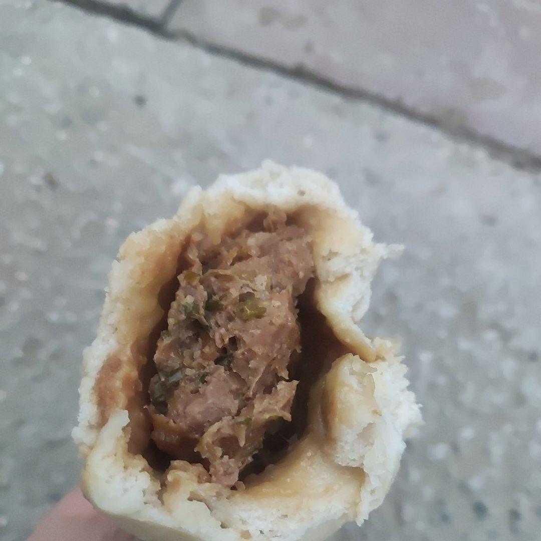一口吃到很多肉的酱肉包
