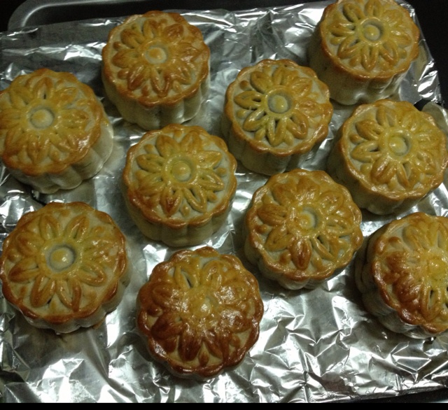 广式蛋黄莲蓉月饼