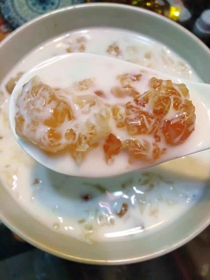银耳桃胶皂角米雪燕羹