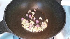 芋艿炆鸡的做法 步骤3