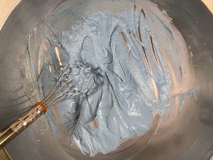 高颜值甜品❗️蓝颜蜜桃蛋糕卷的做法 步骤4
