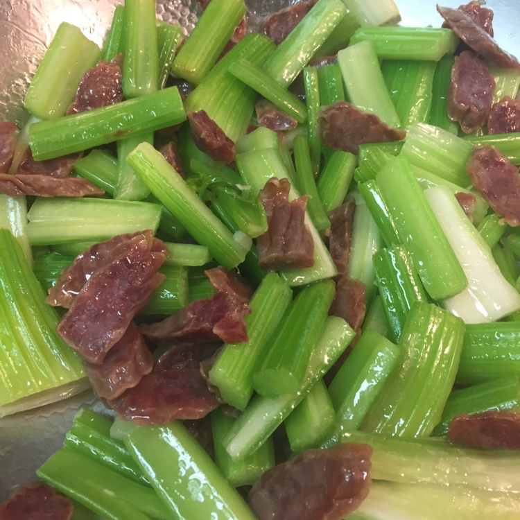 西芹炒腊肠（热菜）