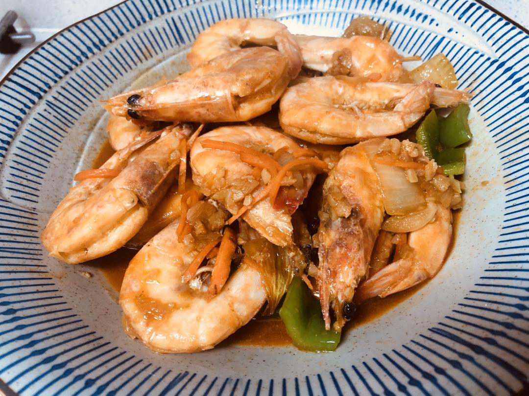 蒜油大虾，味道赛过蒜香小龙虾，只需要一个关键步骤，秒变大厨
