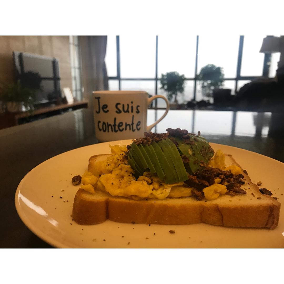 鳄梨美式蛋多士