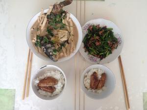 海鲜菇豆腐炖鲤鱼的做法 步骤1