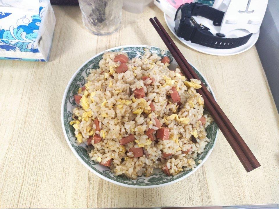 火腿肠鸡蛋炒饭