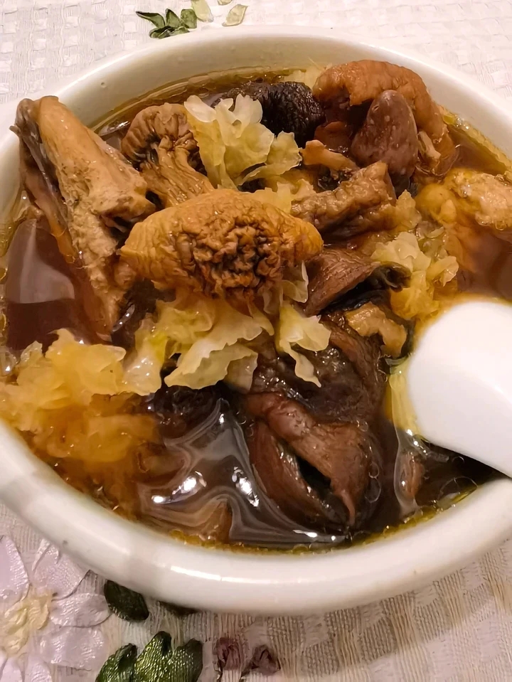 墨鱼干综合菌菇鸡汤