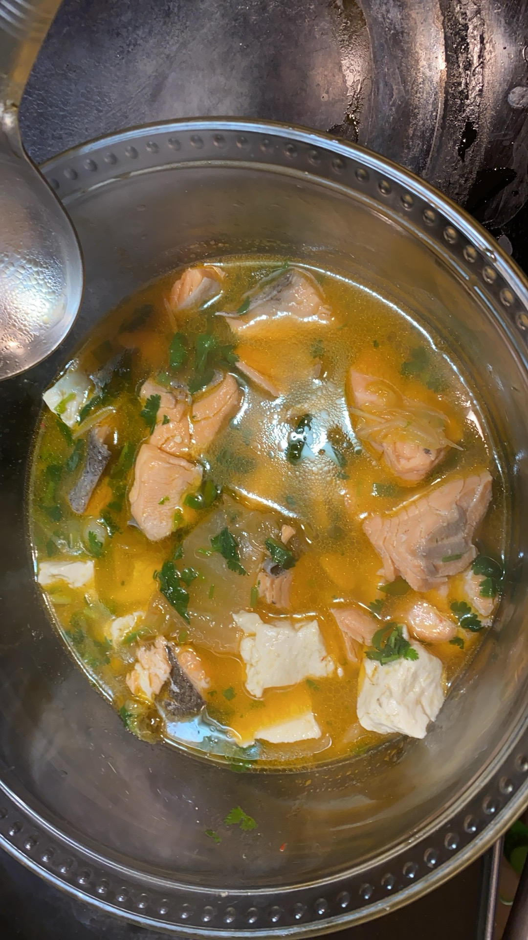 鳟鱼头炖豆腐