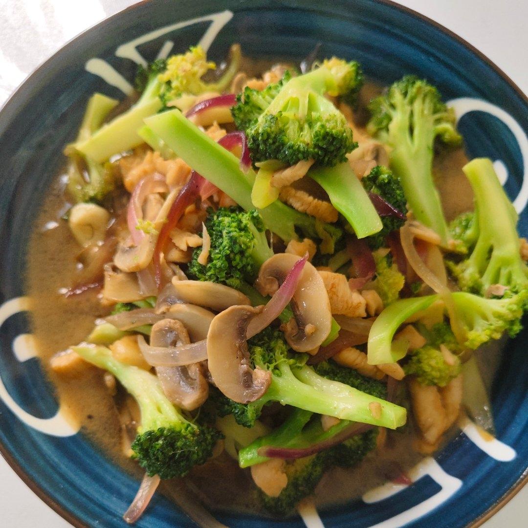 鲜美可口❗️清爽好吃的西兰花炒口蘑，超简单～