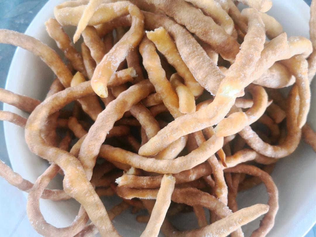 两个鸡蛋一碗面粉，不添加，制作简单的炸面条