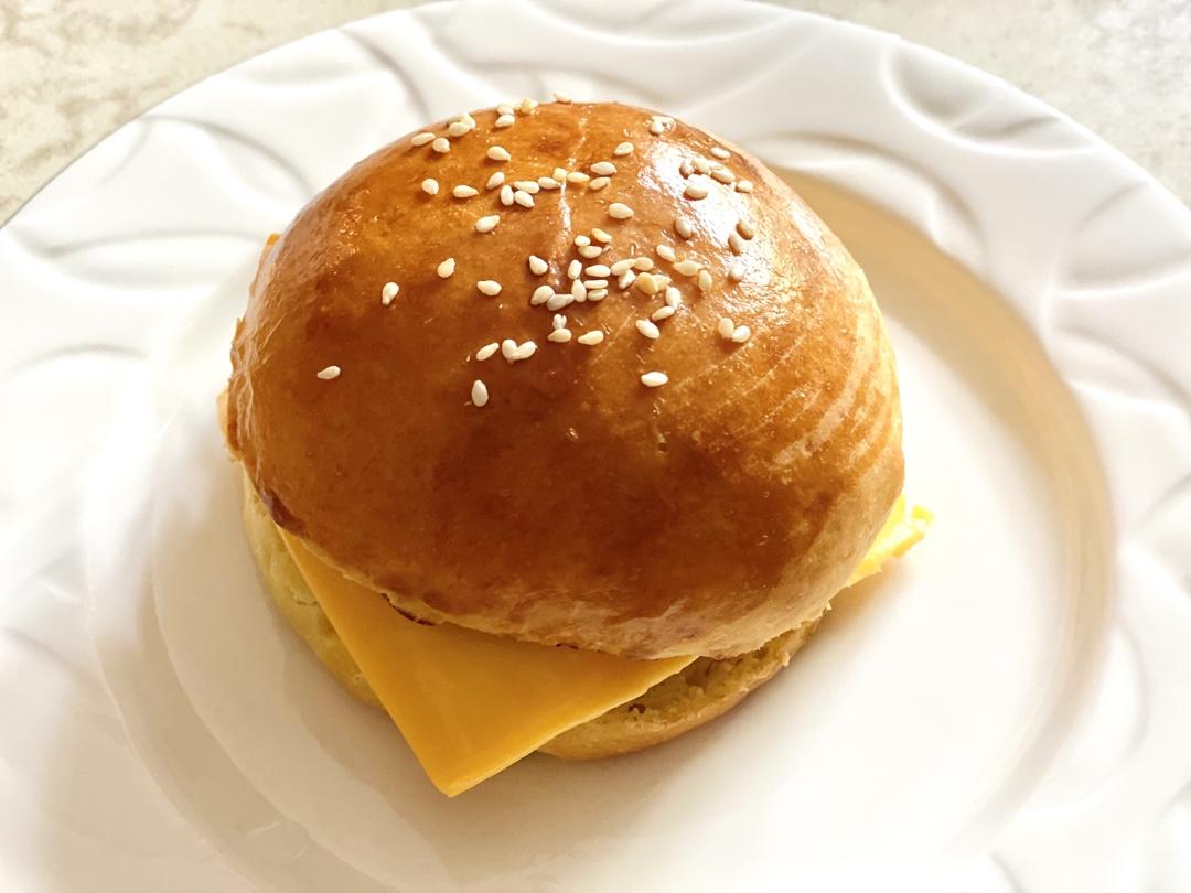 正宗的麦当劳双吉牛肉汉堡