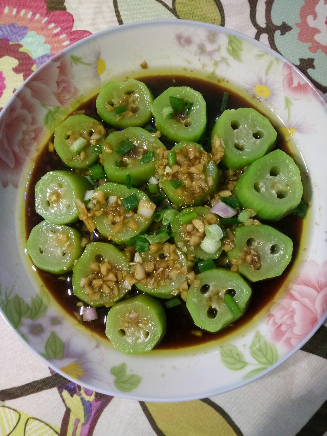 只需要五分钟就可以的美味蒜蓉蒸丝瓜