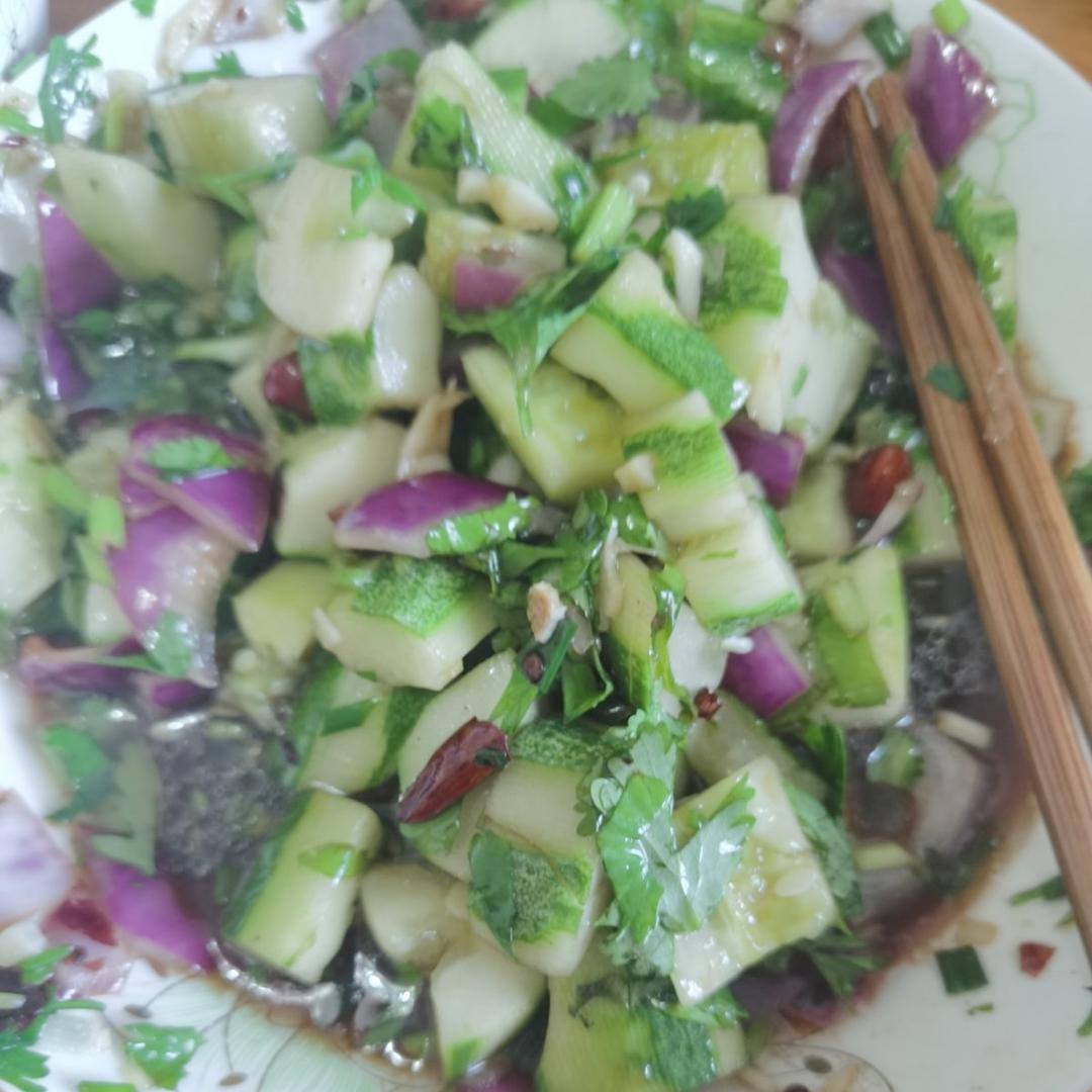快手拌菜黄瓜洋葱花生米