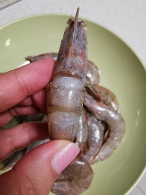 用料简单又好吃的油焖大虾的做法 步骤2