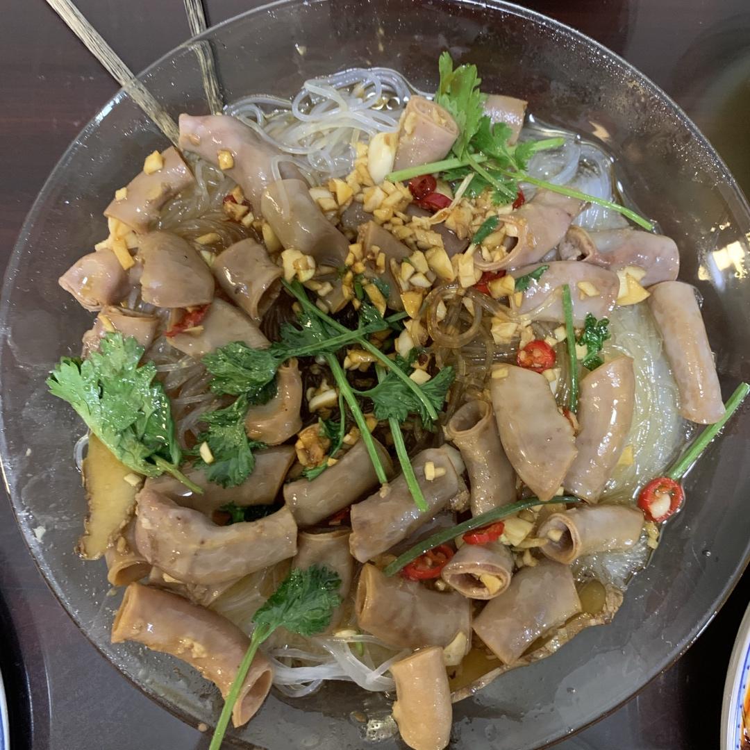 白灼猪粉肠，浇百搭酱汁，咸香微辣