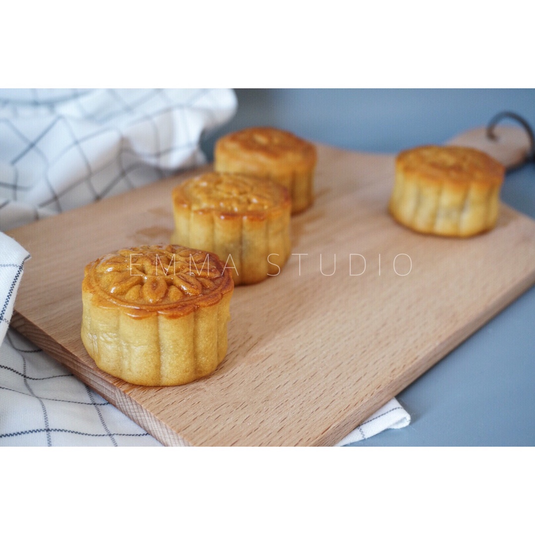 广式莲蓉蛋黄月饼 Moon Cakes with Egg yolk