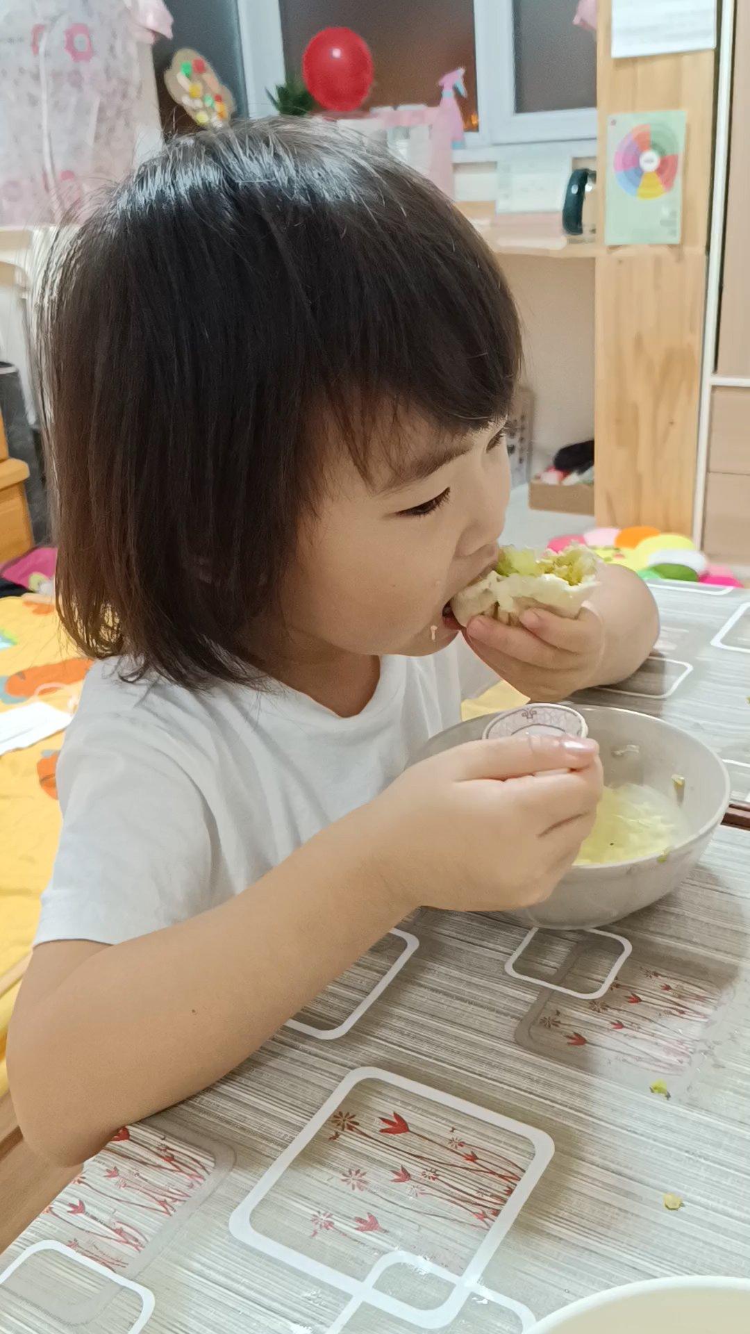 鸡蛋圆白菜素包子