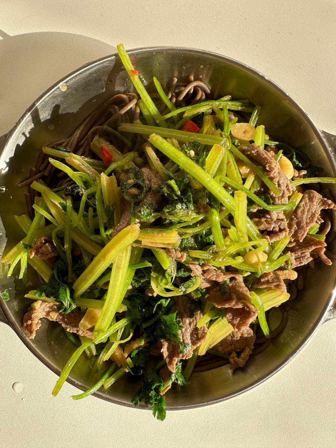 好吃到邻居敲门蹭饭的芹菜炒牛肉！