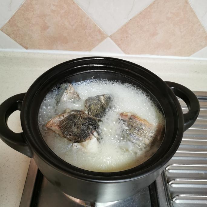 奶白滋补黑鱼汤