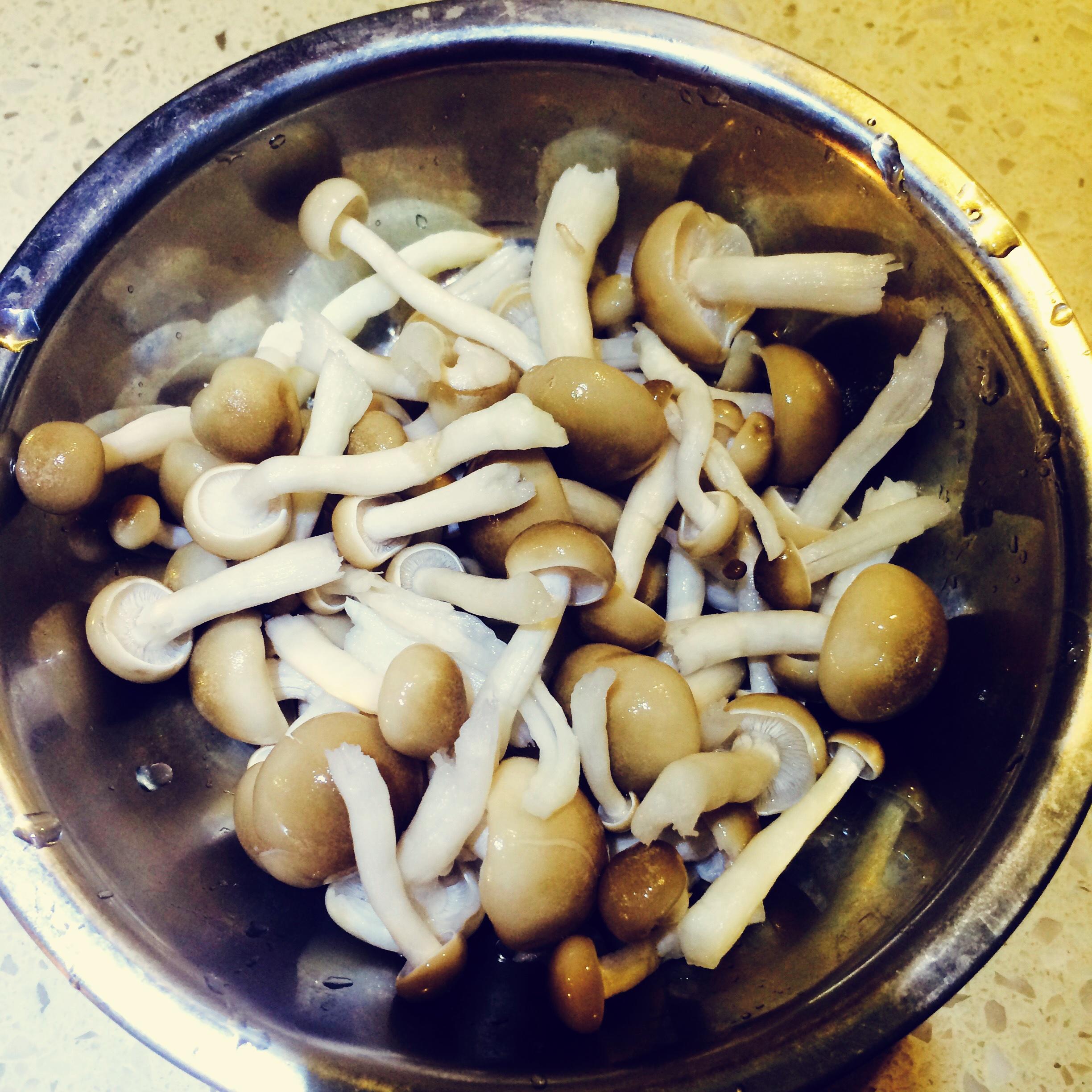 菌菇秋葵炒肉片的做法 步骤2