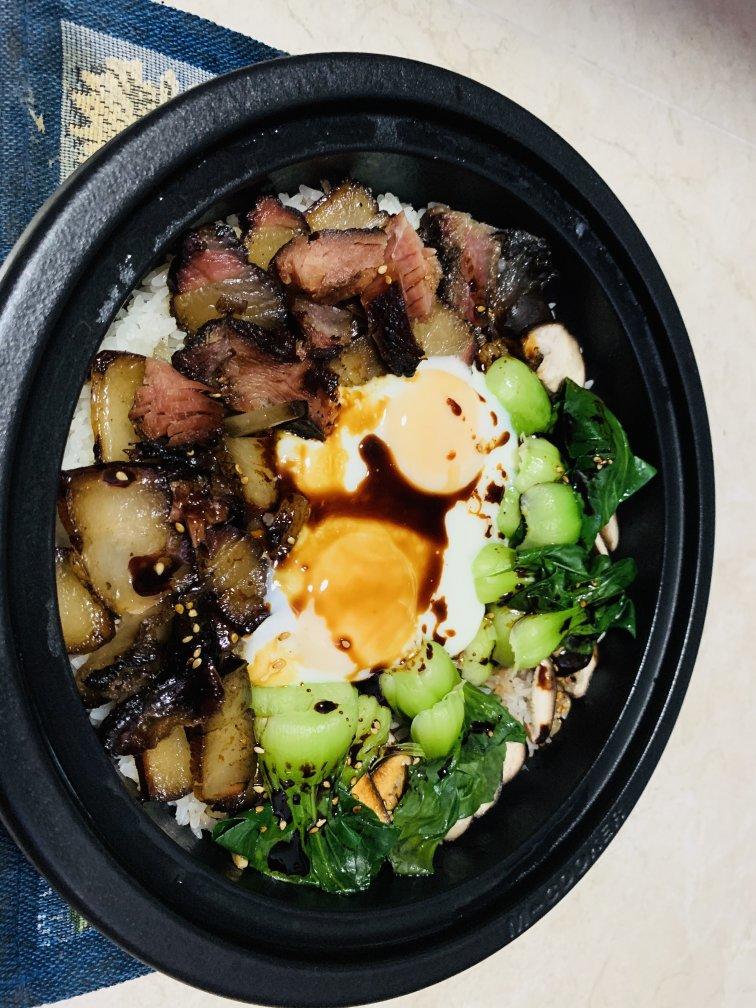 铸铁锅腊肠煲仔饭