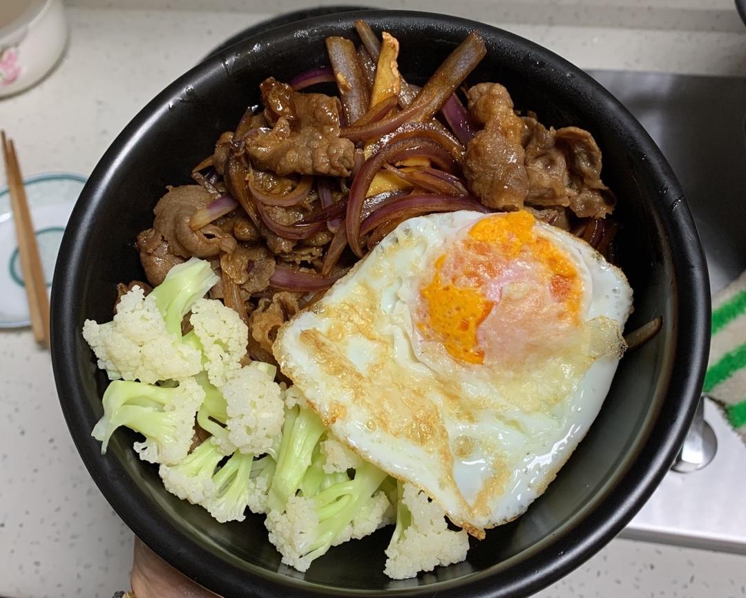 一个人☺️的简易“洋葱肥牛盖饭”