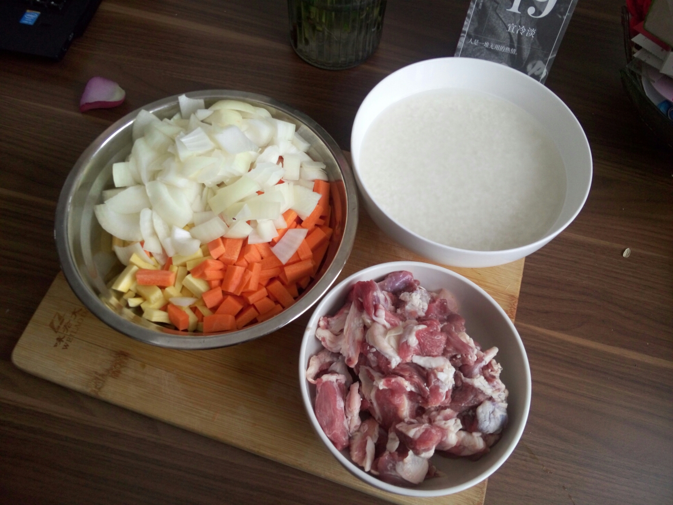 电饭锅版碎肉抓饭的做法 步骤1