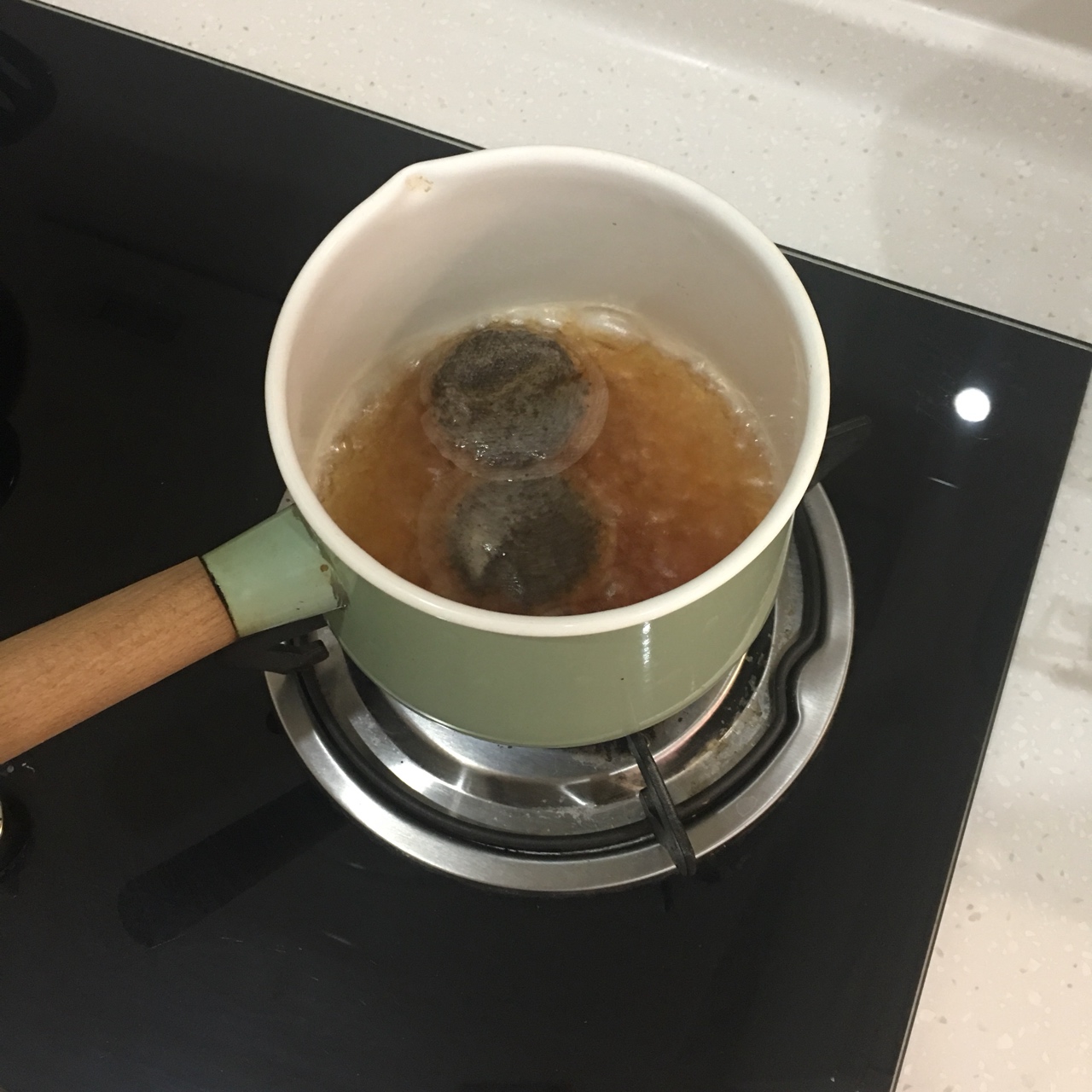 超快手锅煮奶茶的做法 步骤3