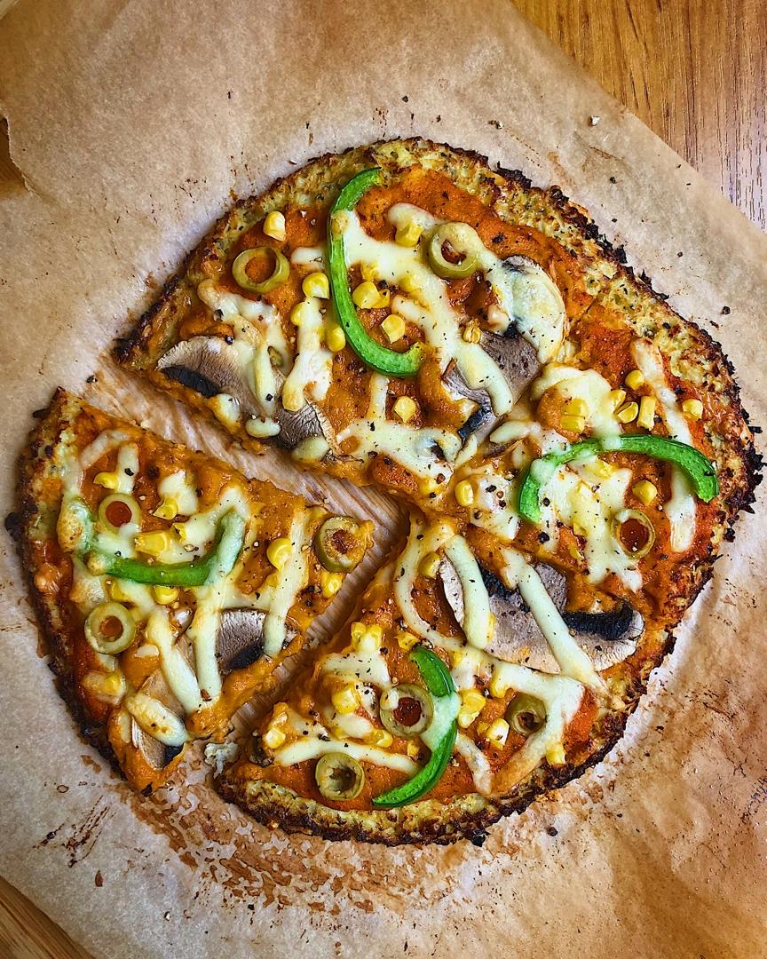 健康低热量的菜花底披萨