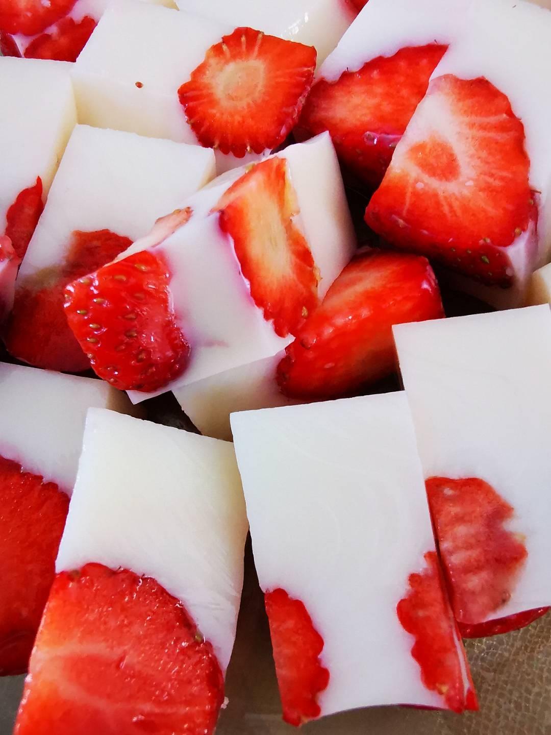 超简单牛奶草莓布丁的做法 步骤7