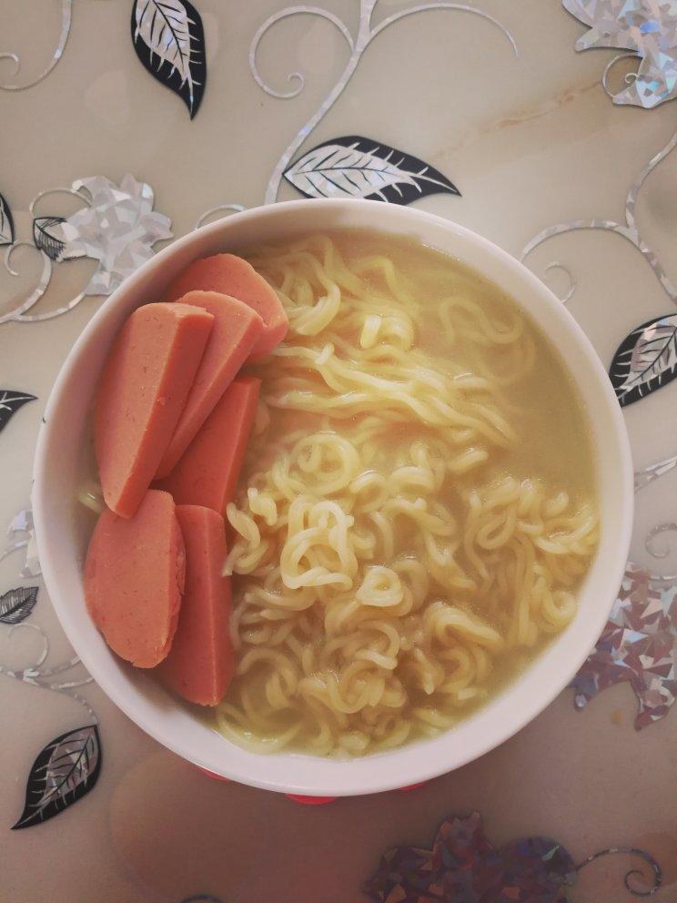 港式茶餐厅必吃：午餐肉公仔面