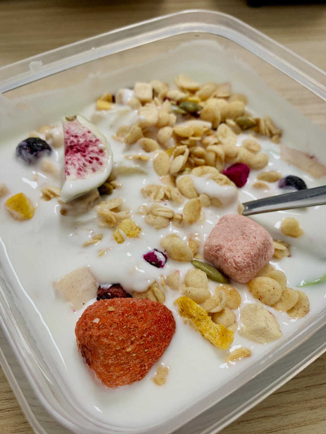 草莓坚果麦片酸奶杯