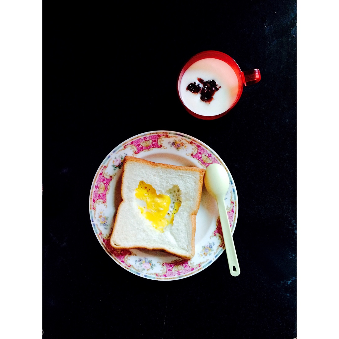 土司煎蛋 Egg-in-a-hole