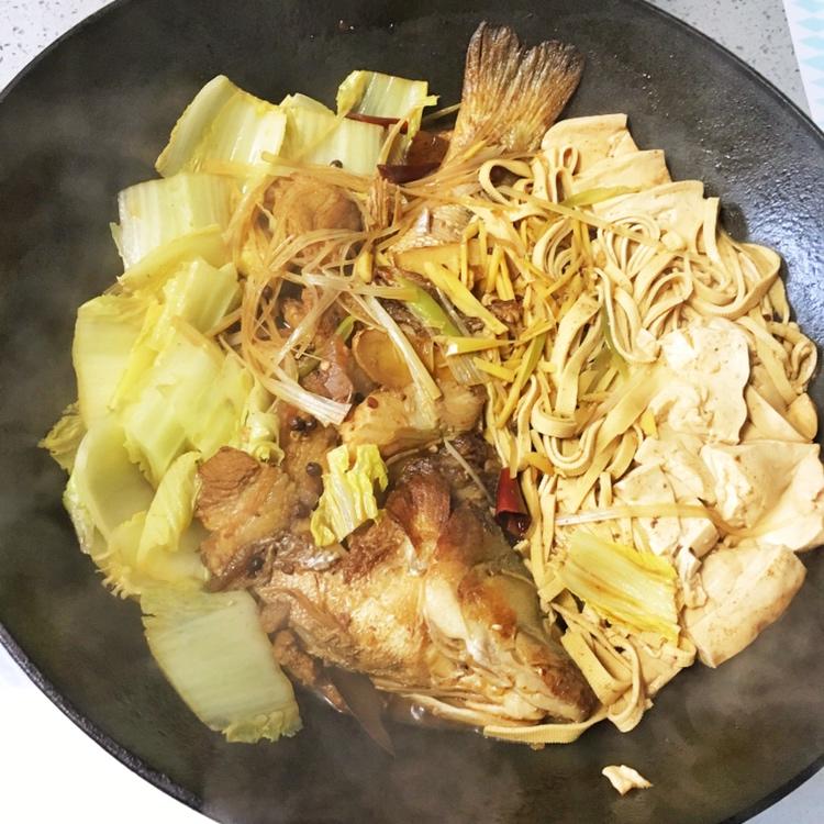 得莫利炖鱼《春江开 炖一条家乡味的开江鱼》