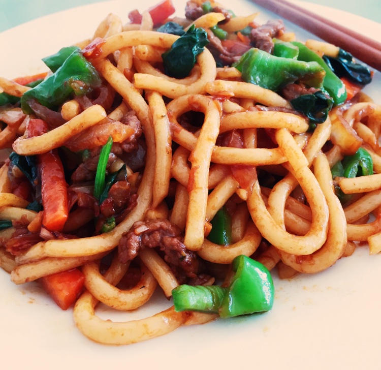 电饭煲菜谱–黑胡椒牛柳杂蔬炒乌冬