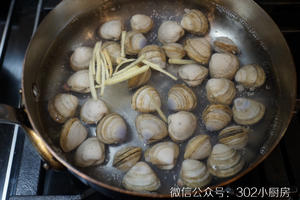 青瓜蛤蜊汤 <302小厨房>的做法 步骤3