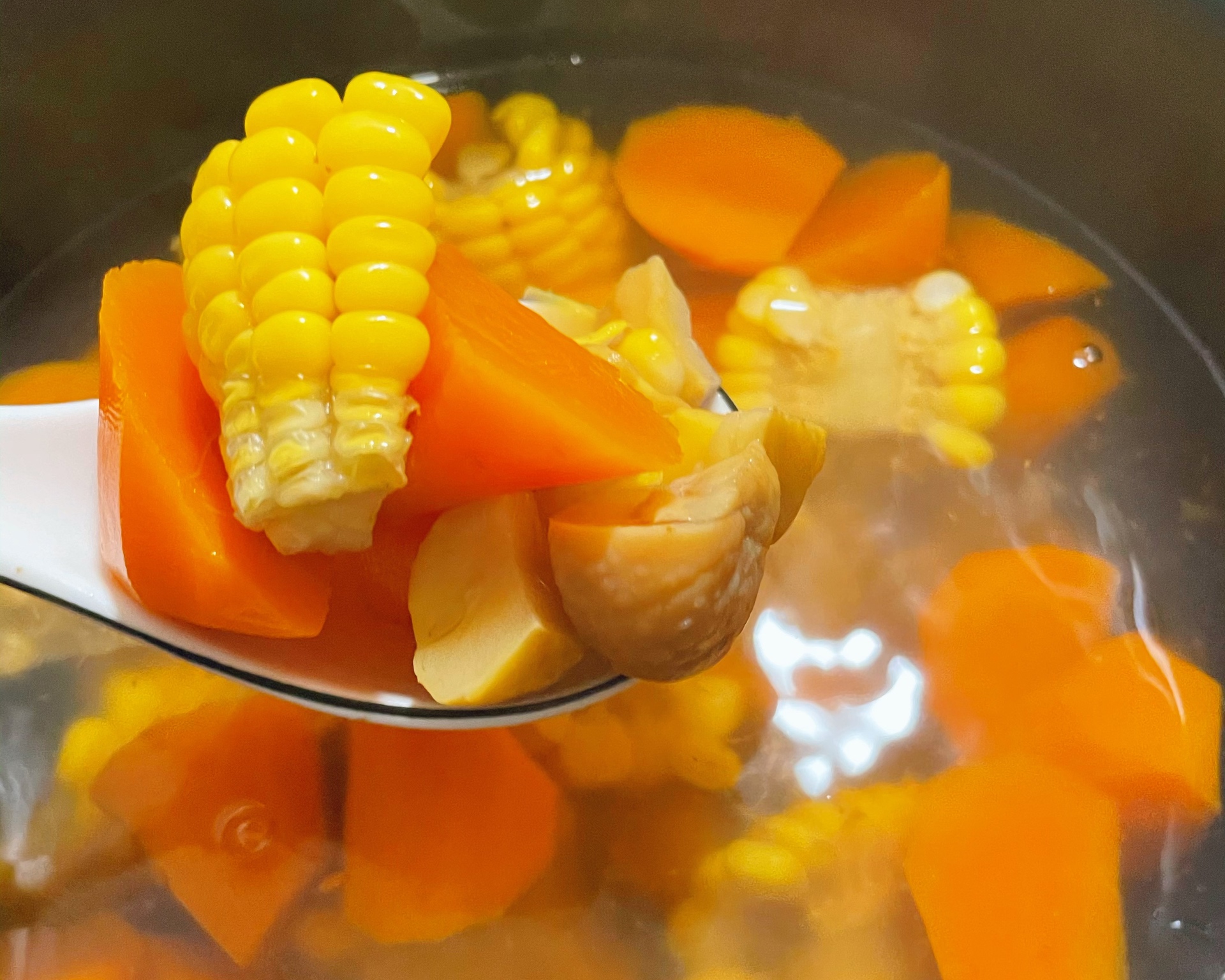 清甜栗子胡萝卜玉米汤的做法 步骤4