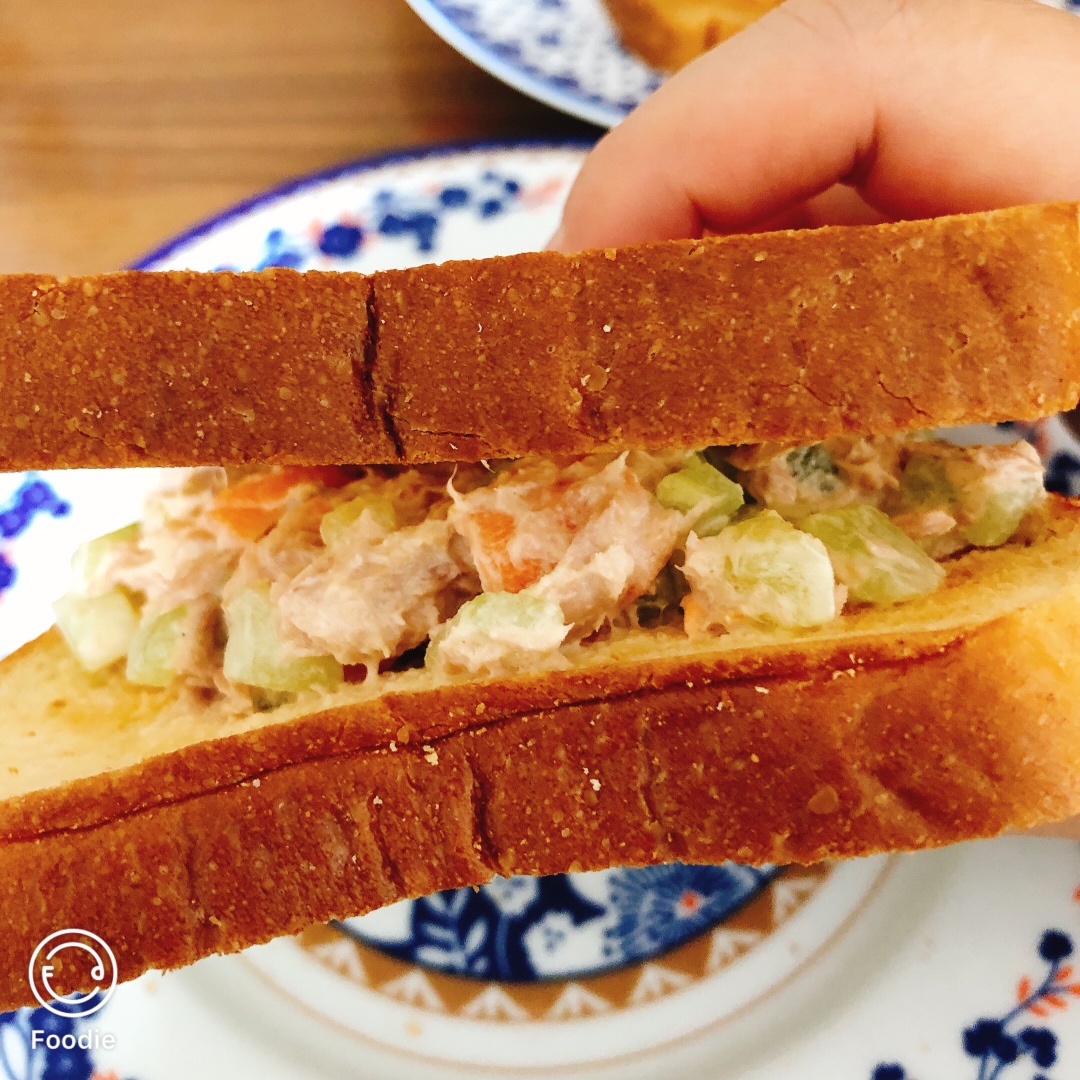 好吃到吞手指的Tuna salad sandwich\吞拿鱼三明治