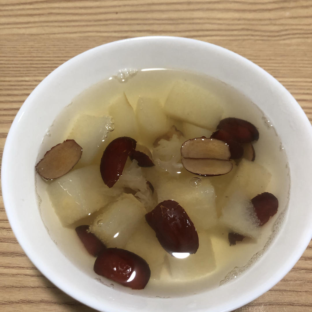 冰糖雪梨汤（清热降火，润肺止咳）