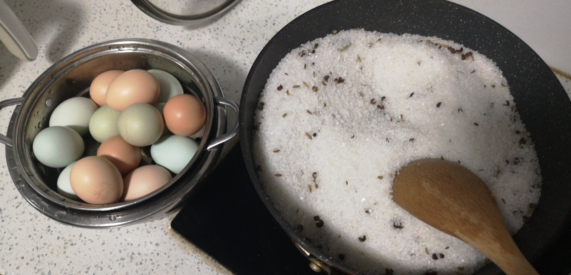 盐焗五香鸡蛋的做法 步骤2