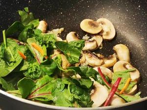 减脂快手餐之蘑菇菜蔬煎蛋的做法 步骤2