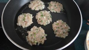 葱香鲅鱼饼的做法 步骤4