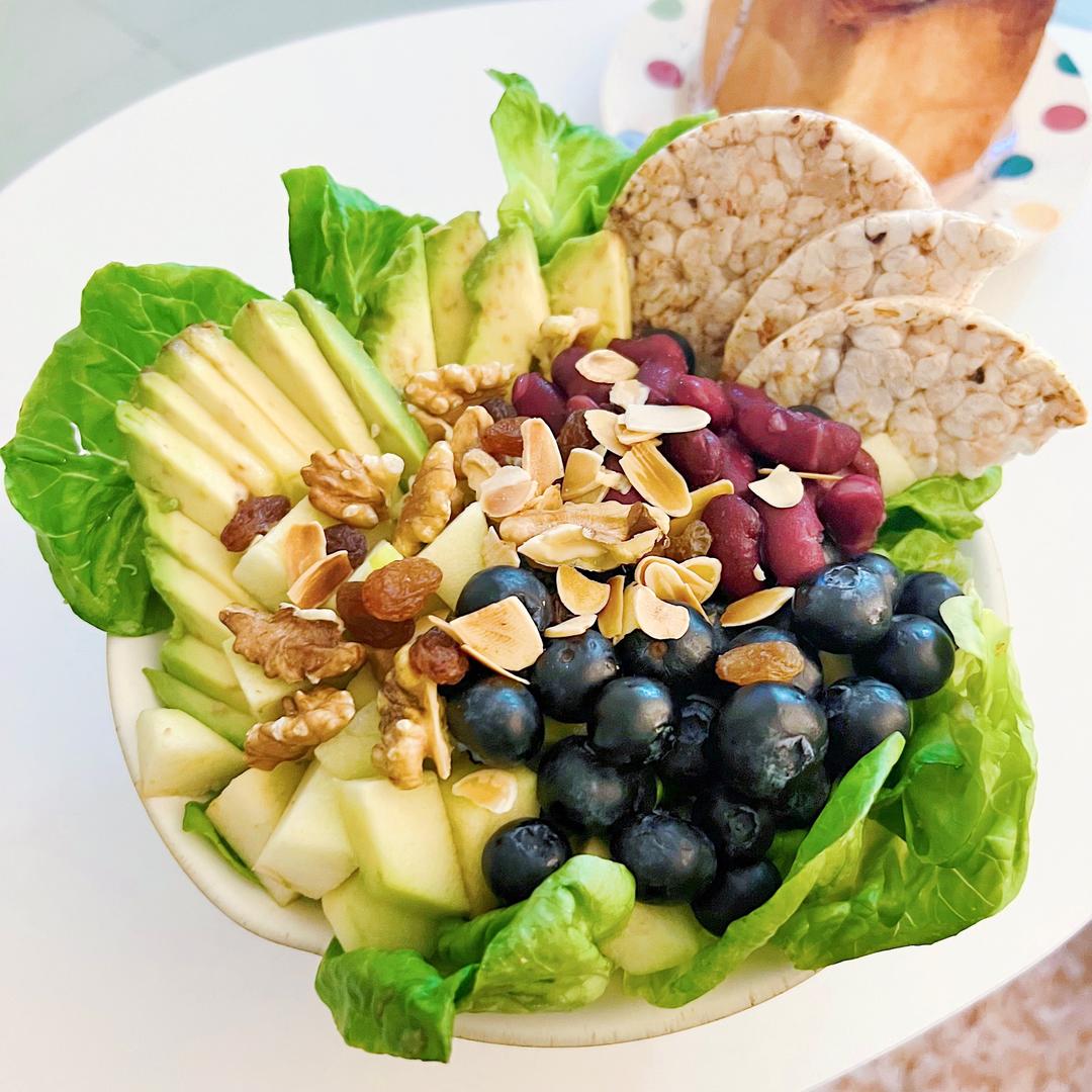 奶油生菜牛油果苹果蓝莓蜂蜜沙拉（ref.萧潇）