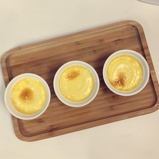 Crèmebrulée。法式烤布雷。焦糖布丁。