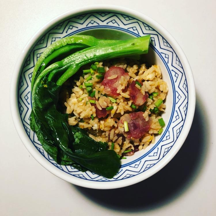 广式腊味煲仔饭